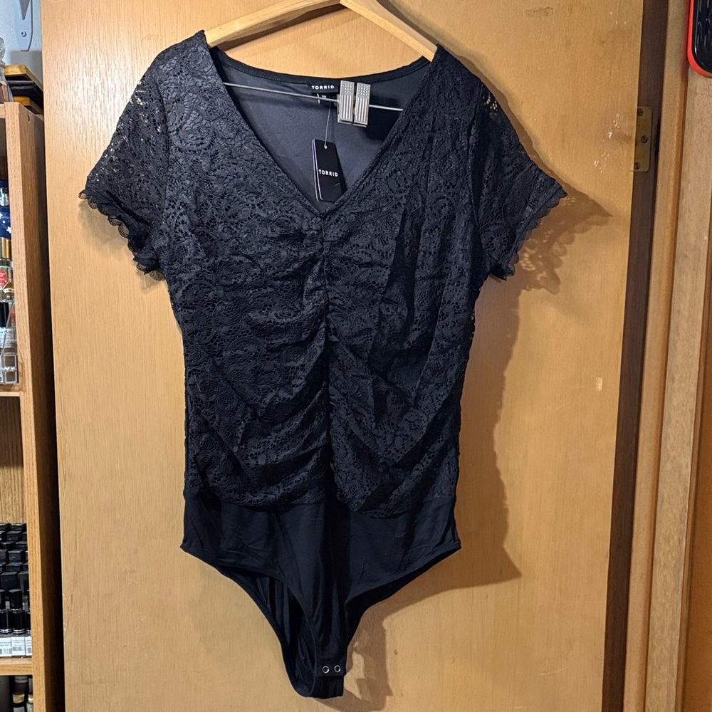 Torrid Black Lace Short Sleeve Bodysuit Size 00 (M/L 10)